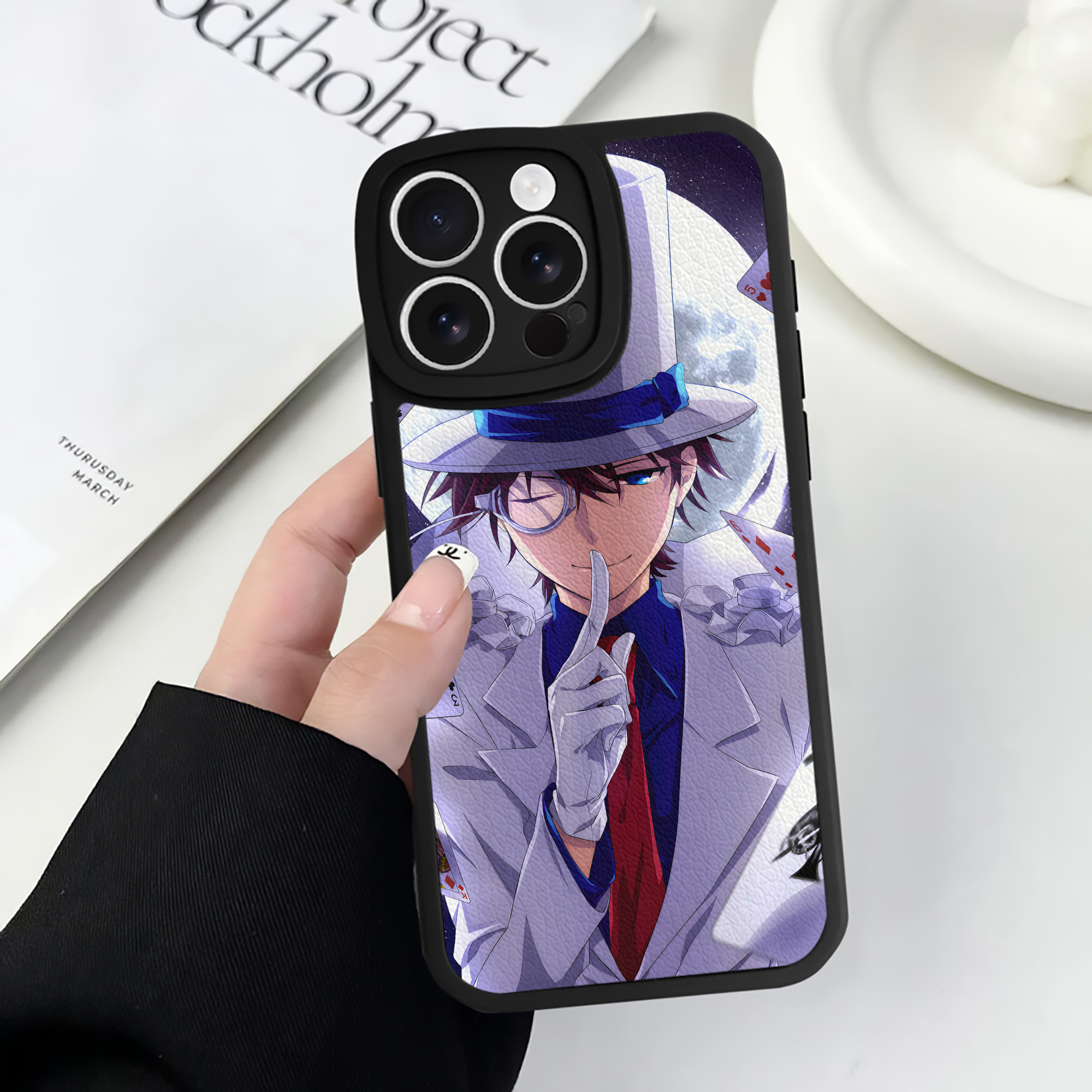 （画像用） 名探偵コナン Detective Conan 【iPhone 16シリーズ対応】シリコンスマホケース（レザー調） 材質：シリコン